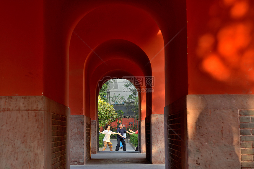 中老年人在古寺庙建筑前晨练图片