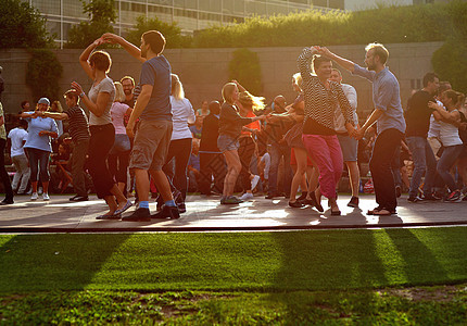 仲夏的芬兰 人们在夕阳照射的草地上跳舞欢快图片