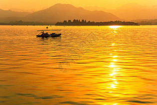 金色夕阳洒满湖面图片