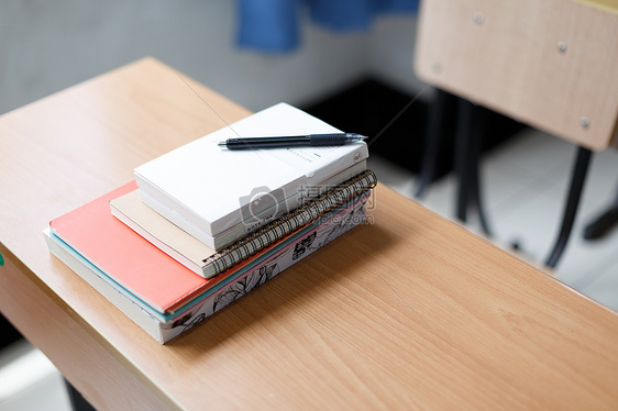 课桌上的书本