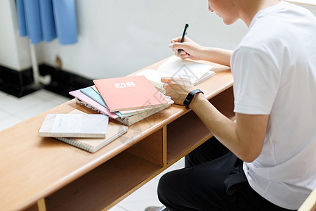 奋斗学习男孩自习室里的学生背景