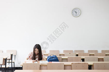 中国年轻人自习室里的女学生背景