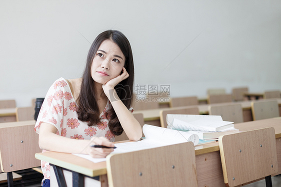 自习室里的女学生图片