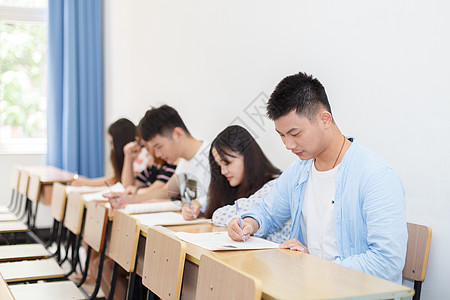 考试中的学生图片