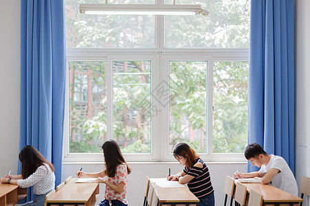 人窗户考试中的学生背景