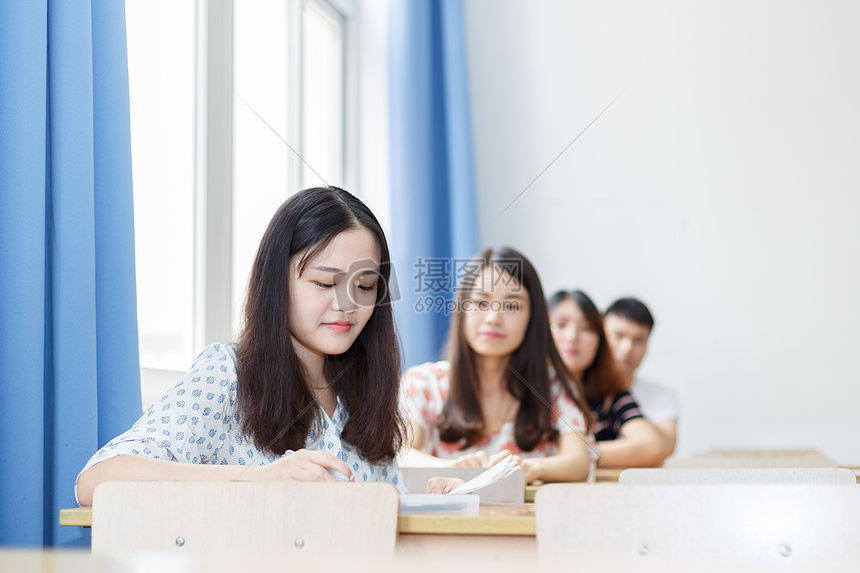 考试中的学生图片
