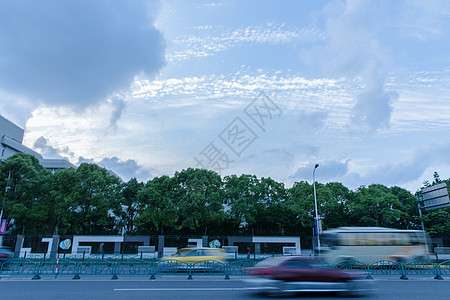 城市马路车流图片