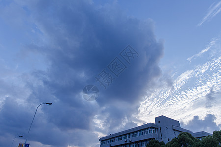 城市傍晚天空多云素材图片