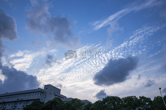 城市傍晚天空多云素材图片