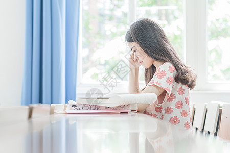 教室里认真做作业的同学图片