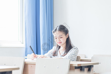 教室里认真做作业的同学图片