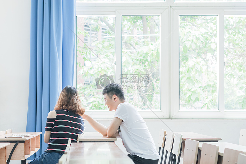 教室里相互交流学习的同学图片