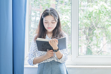 窗边教室看书的女孩背景图片