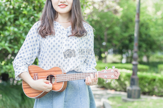 弹尤克里里的女孩图片