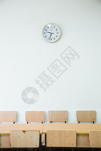 高考倒计时安静的教室桌椅背景图片
