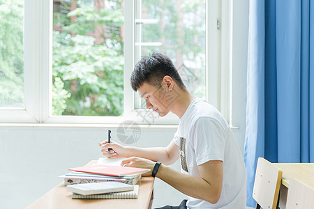 清新安静男生教室里写作业背景图片