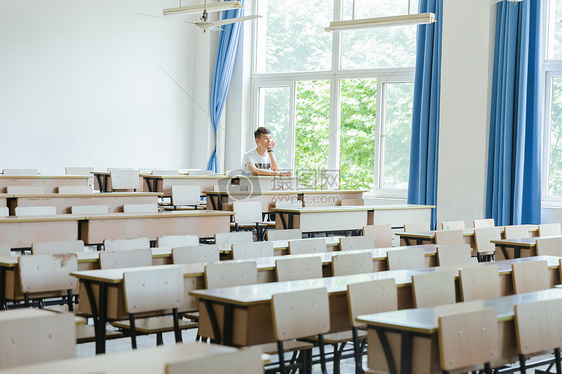 校园教室坐在窗户边思考的男生图片