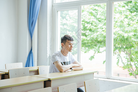校园教室坐在窗户边的男生图片