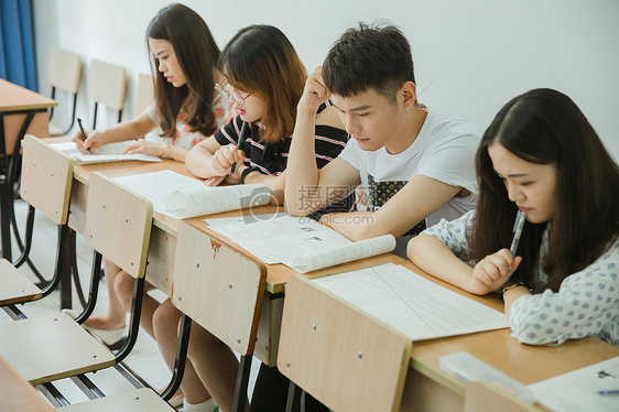 校园教室同学们在写卷子图片