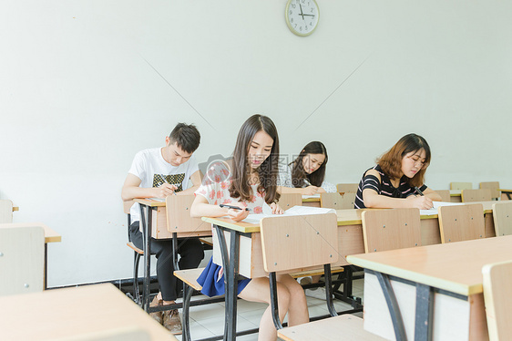 校园教室同学们在考试图片