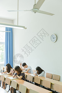 校园教室同学们在考试图片