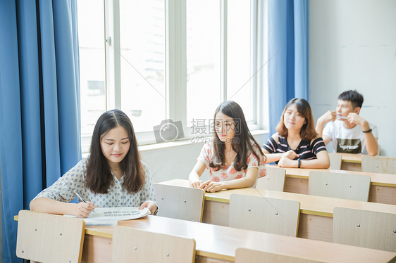 校园教室同学们在写卷子图片