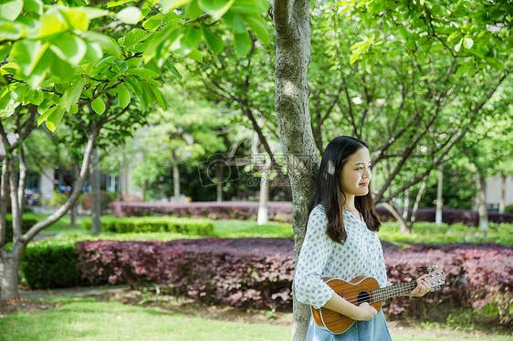 清新甜美可爱女生校园弹乐器图片