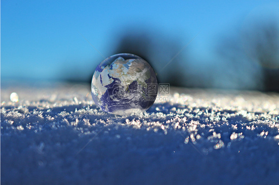 雪地上的玻璃地球图片