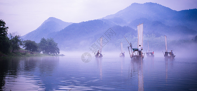 水墨山水背景江面上的帆影背景