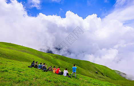 上顶云端看风景的人背景图片