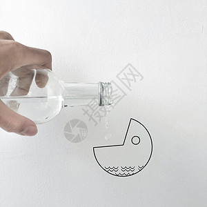 瓶子倒水 小玻璃瓶高清图片