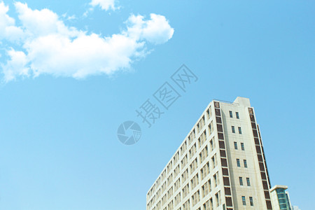蓝天白云下的办公楼图片