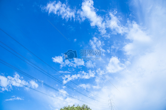 清新自然山上电塔蓝天白云背景图片