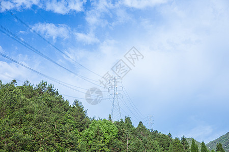 清新自然山上电塔蓝天白云背景高清图片