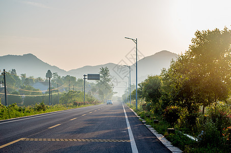 蓝天与公路马路清晨的感觉-阳光与雾气背景