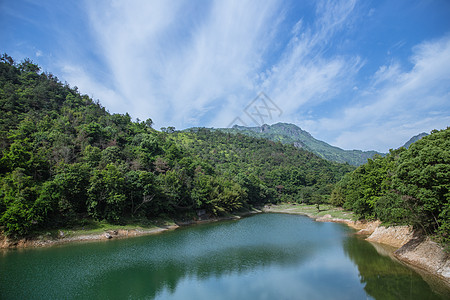 大气水库山脉蓝天白云风景图片