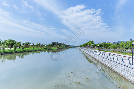 城市公园蓝天白云人工湖风景图片