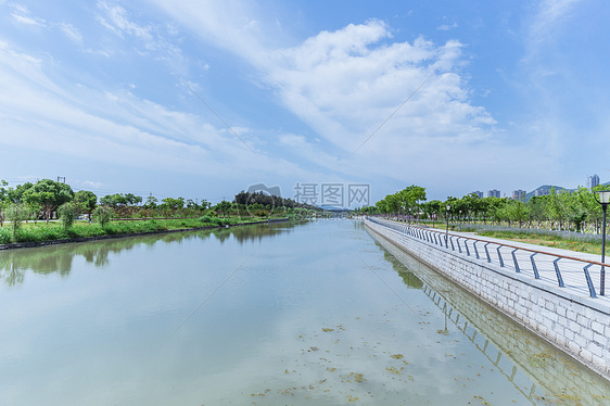 城市公园蓝天白云人工湖风景图片