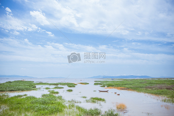 大气蓝天白云清新滩涂风景图片