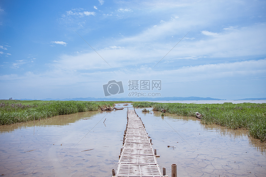 蓝天白云清新竹桥滩涂风景图片