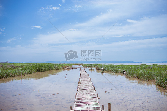 蓝天白云清新竹桥滩涂风景图片