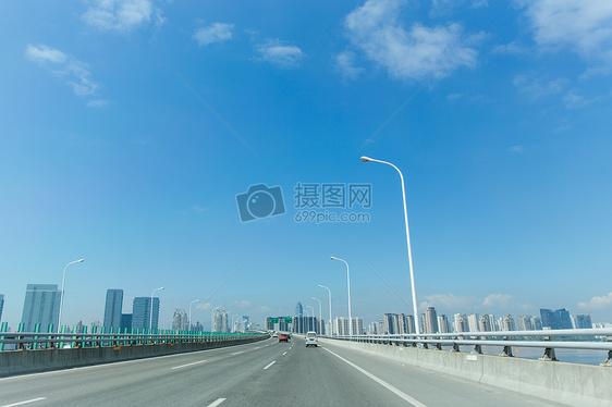 蓝天白云风景空旷城市公路图片