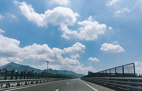 蓝天白云风景空旷公路图片