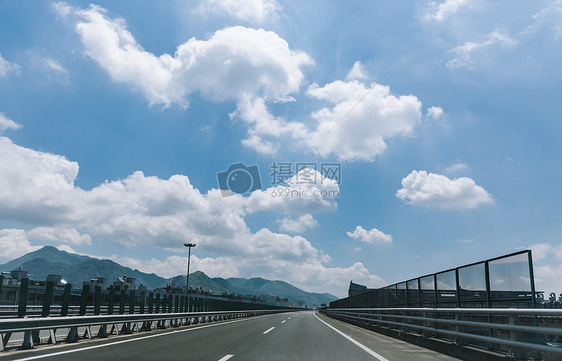 蓝天白云风景空旷公路图片