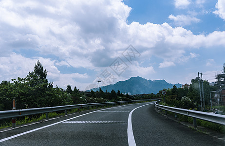 多云天气大气空旷文艺公路图片