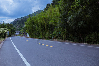 清新多云天气安静风景公路图片