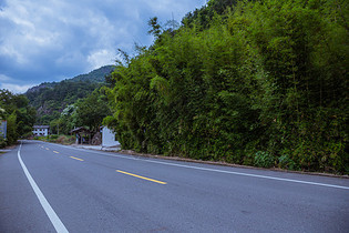 清新多云天气安静风景公路图片