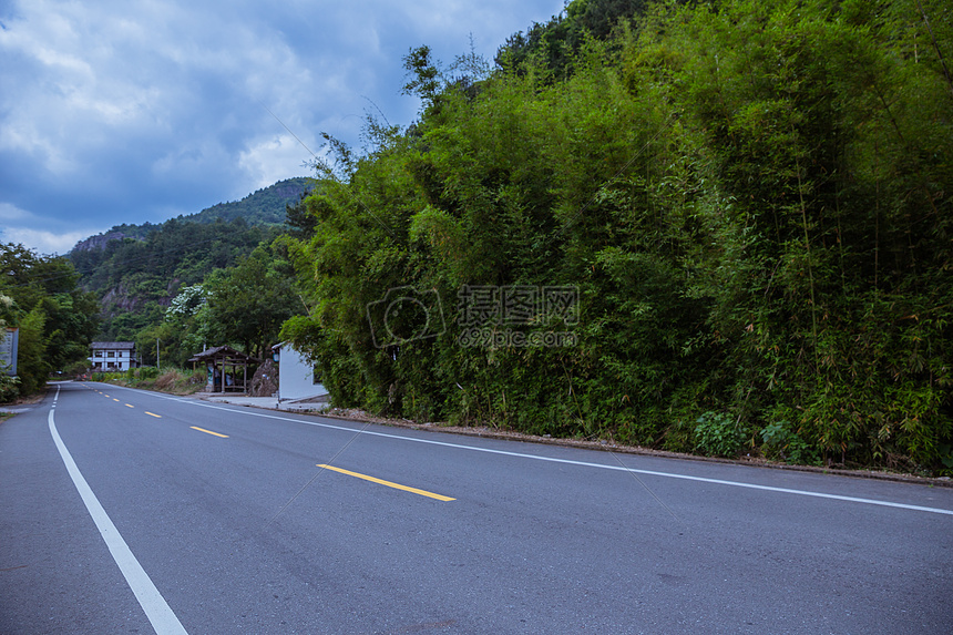 清新多云天气安静风景公路图片