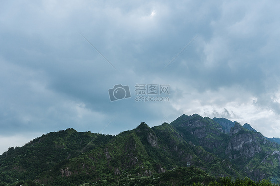 大气多云山峰自然风景图片