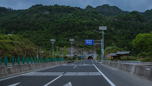 多云天气大气宽广隧道前公路背景图片